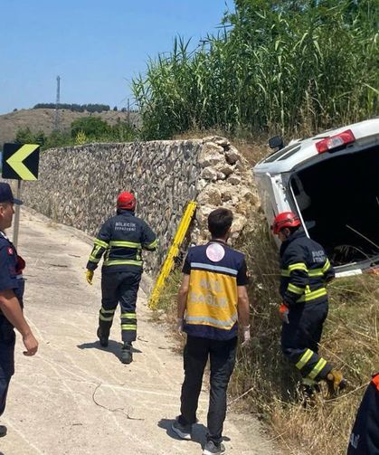 Araçta sıkışan sürücüyü itfaiye ekipleri kurtardı