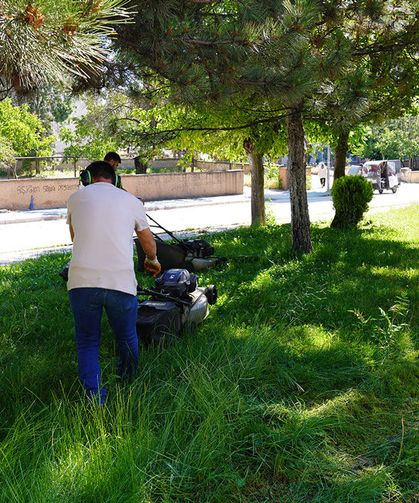 Tepebaşı’nde park ve yeşil alanlarda çim biçme çalışmaları sürüyor