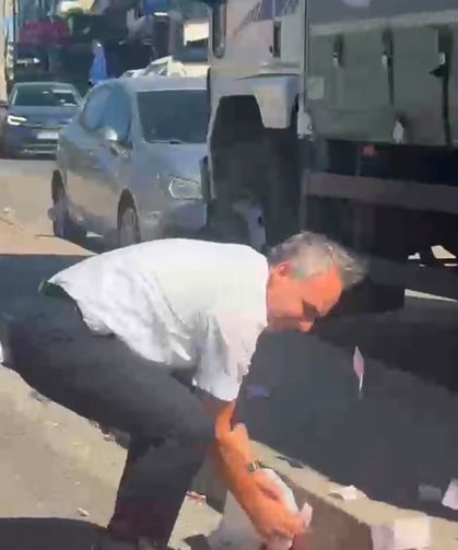 Deste deste paralar yola saçıldı, trafik tamamen durdu