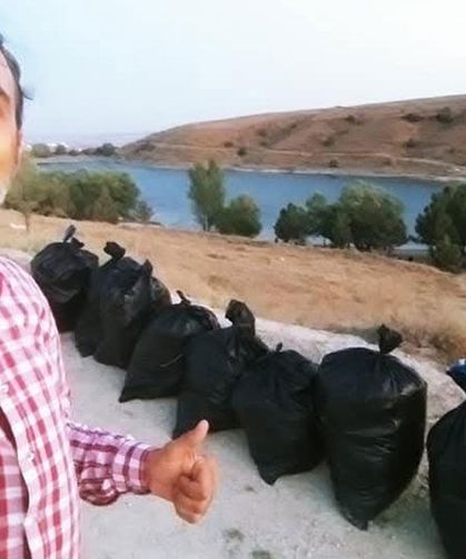 Balık tutmaya geldikleri gölette çöp topladılar