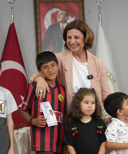Başkan ünlüce kırtasiye setlerini çocuklara bizzat teslim etti