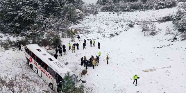 Yolcu otobüsü şarampole uçtu: 3 ölü, 15 yaralı