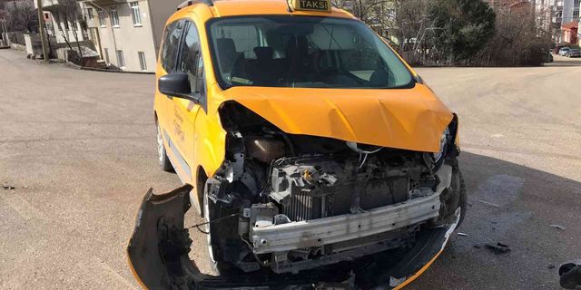 Bilecik’te ticari taksi ile otomobil çarpıştı 1 kişi yaralandı