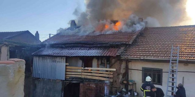Köy evinde yangın çıktı