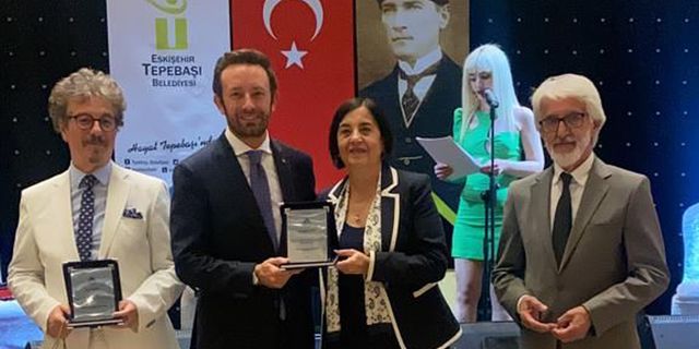 TÜGİAD Eskişehir Şube Başkanı Serkan Can Zengin'e ödül