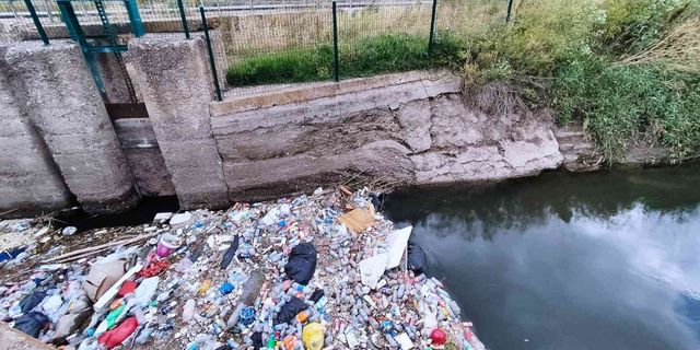Sulama kanalı çöplüğe döndü