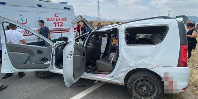 Afyonkarahisar'daki kazada karşı şeride geçti: 4 yaralı