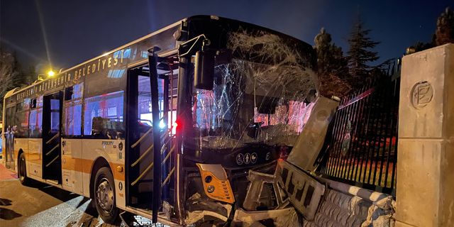 Eskişehir'de halk otobüsü otomobile çarptı: 10 yaralı