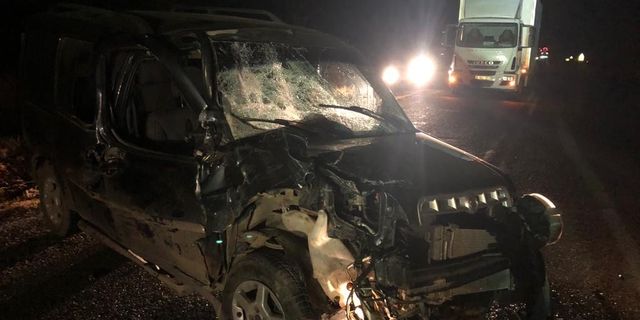 Traktörle ticari araç çarpıştı 5 kişi yaralandı