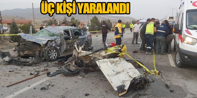 Afyonkarahisar'daki kazada otomobil hurdaya döndü