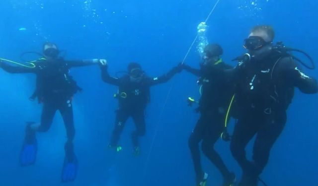 Dalgıçlar 12 metre derinlikte halaya durdular