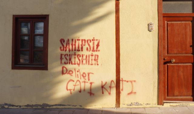 Eskişehir duvarlarında "Sahipsiz Eskişehir" yazısı