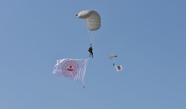 Jandarma ve TSK’dan nefes kesen paraşüt gösterisi