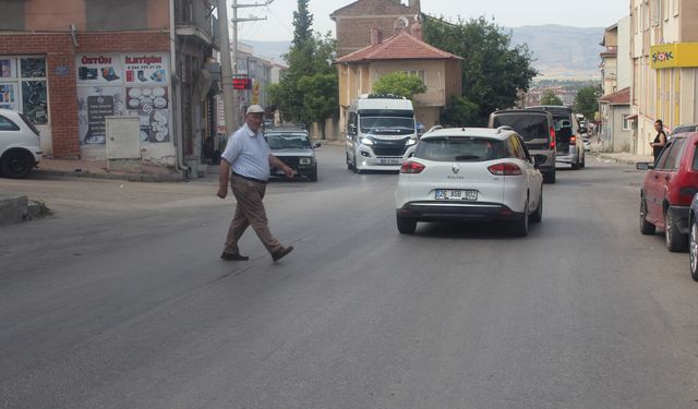 Trafik önlemleri alınmayan caddeler tehlike saçıyor