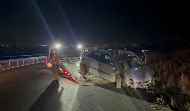 Yolcu otobüsünün çarptığı otomobil şarampole yuvarlandı: 1 ölü