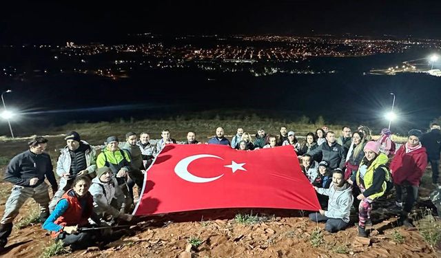 Cumhuriyetin 100'üncü yılına gece yürüyüşü