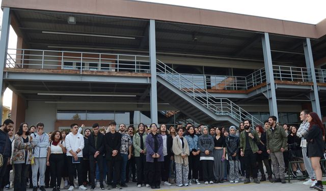 İntihar eden öğrenci için üniversitede büyük protesto