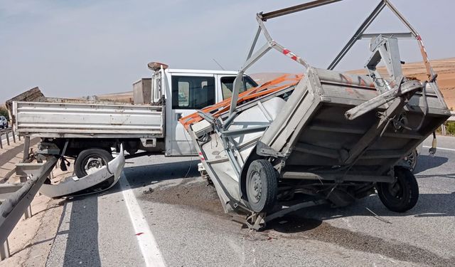 Römorka arkadan çarpan araçtaki iki kişi yaralandı