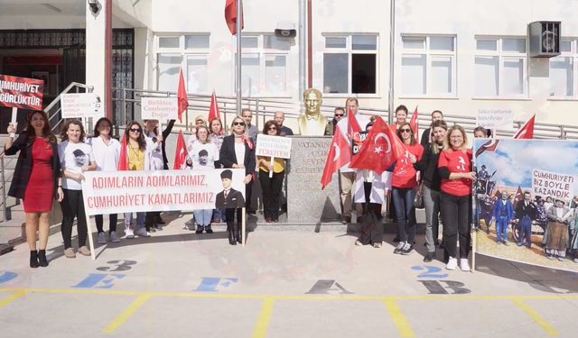 Sınıf öğretmeninden 100’üncü yıl için özel beste