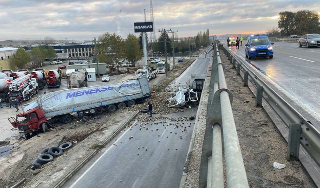 2 tır 12 metrelik köprüden aşağı uçtu