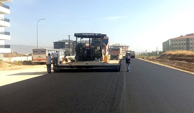 Büyükşehir ekiplerinden bulvarda yol çalışması