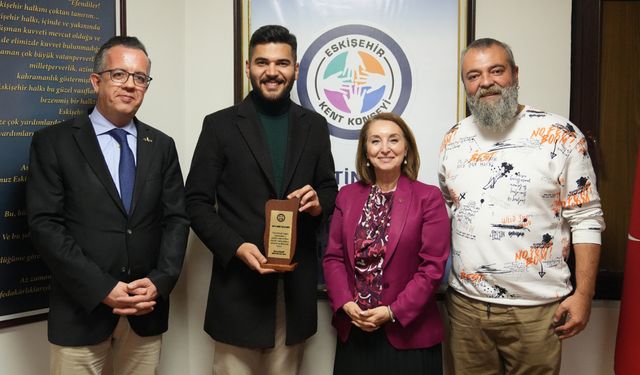 Eskişehir Kent Konseyi’nden Akdemir’e Plaket