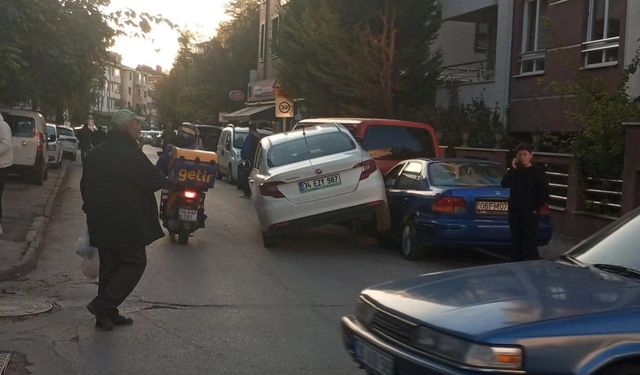 Kontrolden çıkan araç park halindeki otomobilin üzerine çıktı