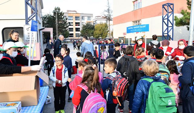 Tepebaşı’nın çocuklar için gıda desteği sürüyor