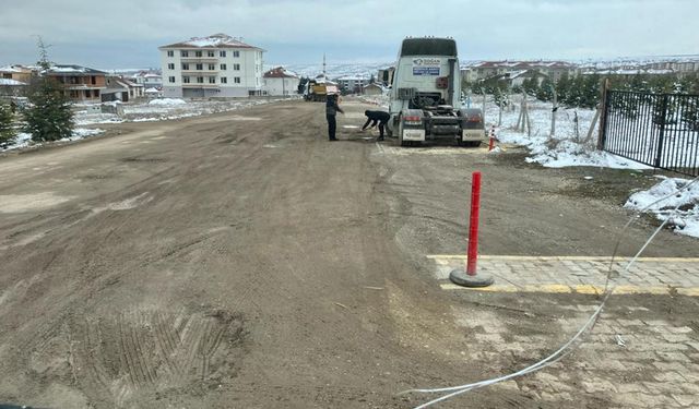 Belediyeden ümidini kesen vatandaş yolunu kendi yapıyor