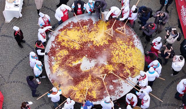 Dev tavada dünyanın en büyük sucuklu yumurtası pişirildi