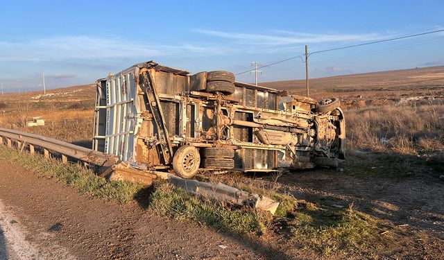 Kontrolden çıkan kamyonet şarampole yuvarlandı