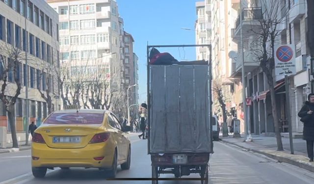 Karton yüklü motosiklet trafiği tehlikeye soktu