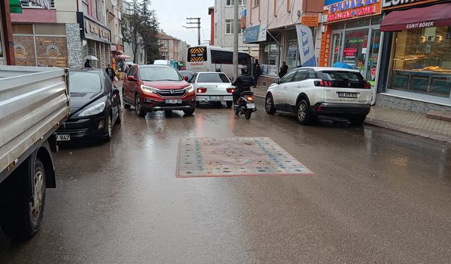 Yağışı görünce halıları böyle yıkadı