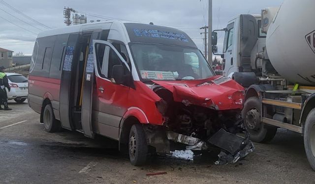 Yolcu dolu minibüs kaza yaptı: Çok sayıda yaralı var