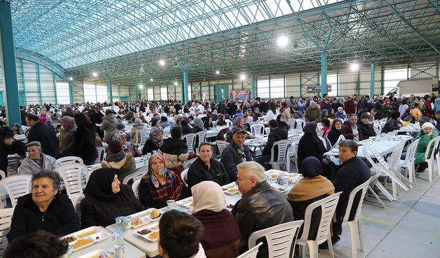 75. Yıl Mahallesi’nde binlerce kişiye iftar yemeği