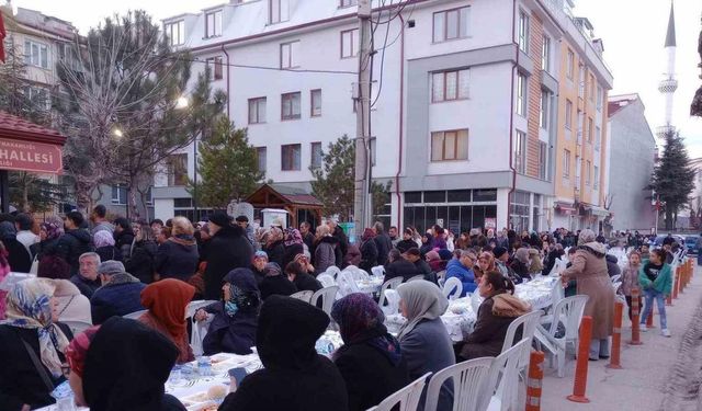 Fatih Mahallesi’ndeki vatandaşlar iftarda bir araya geldi