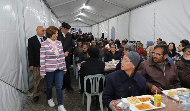 Başkan Kurt ve Ünlüce iftarda vatandaşları yalnız bırakmadı