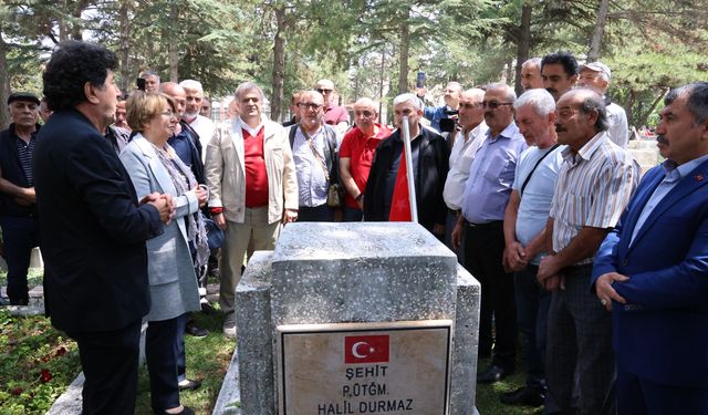 37 yıl önce şehit olan komutanlarını kabri başında andılar