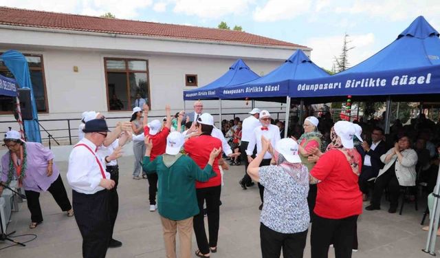 Koca Çınarlar bahar şenliği yaptı, Başkan Kurt da onlara eşlik etti