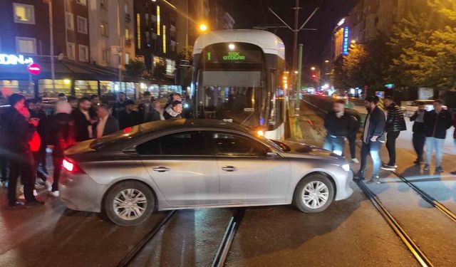 Seyir halindeki tramvay dönüş yapan otomobile çarptı