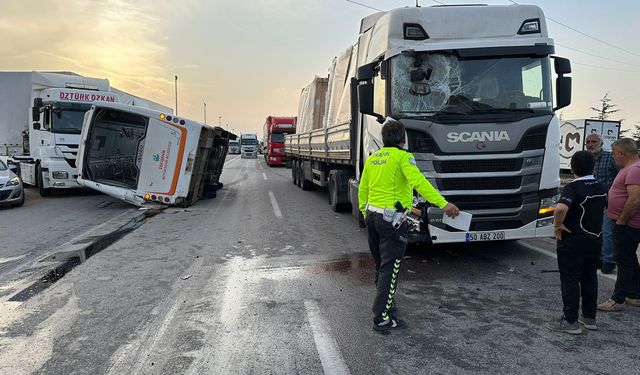 Belediye otobüsü ve 2 tırın karıştığı kazada 7 kişi yaralandı