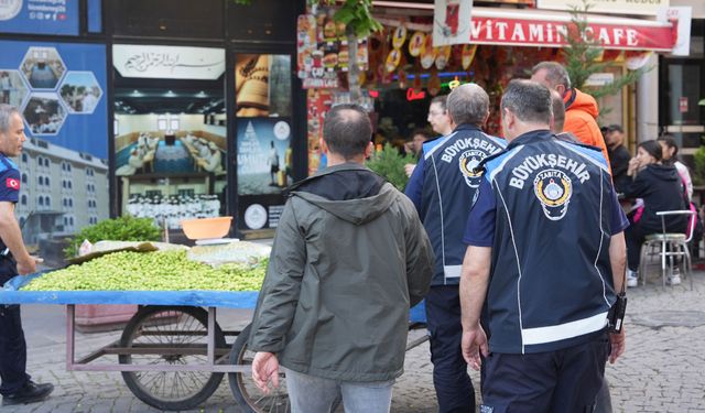 Büyükşehir zabıtası seyyar  satıcılara göz açtırmıyor