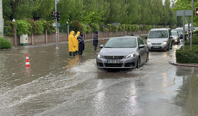 Kuvvetli sağanak trafikte ulaşımı güçleştirdi