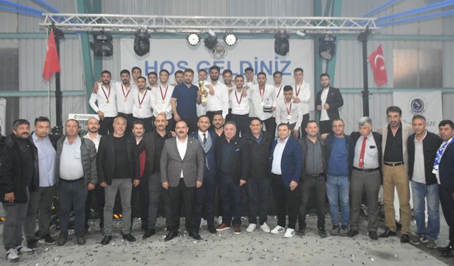 Oklubalıspor şampiyonluğu kutladı