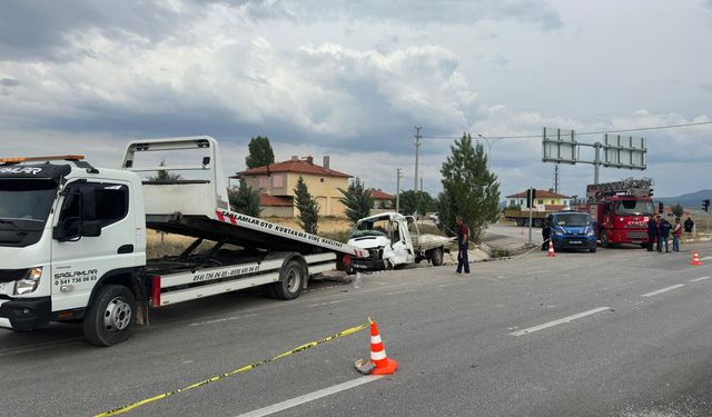 Tırla kamyonetin çarpıştığı kazada 2 kişi öldü