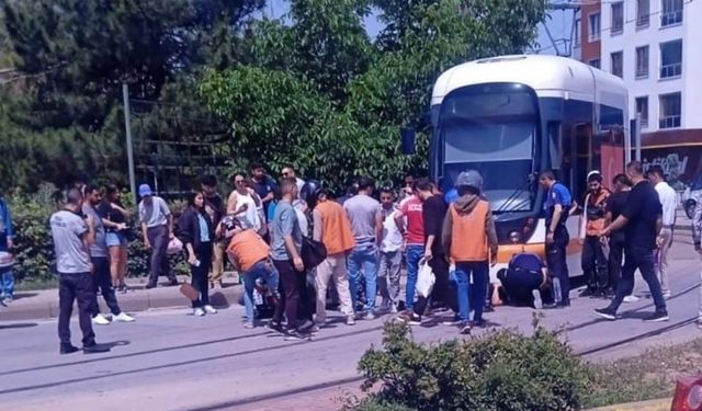 Motosiklet sürücüsü tramvayın altına girdi