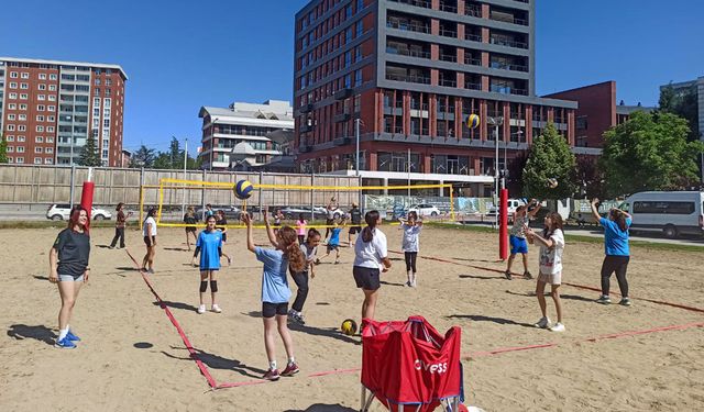 Plaj voleybolu kursu başladı