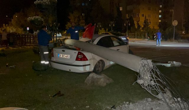 Beton aydınlatma direğine çarptı: 3 yaralı