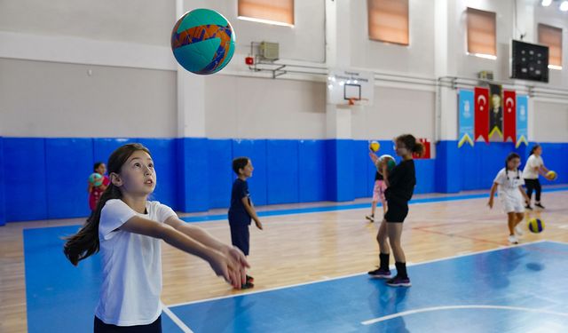 Çocuklar voleybolu Tepebaşı’nda öğreniyor