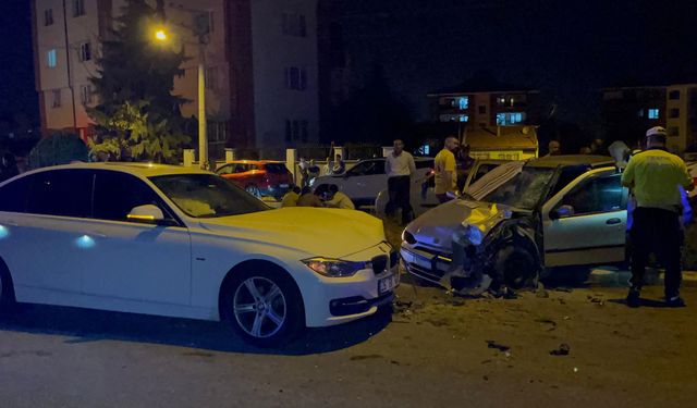 Eskişehir'de iki otomobilin kafa kafaya çarpıştı: 1 ölü, 5 yaralı